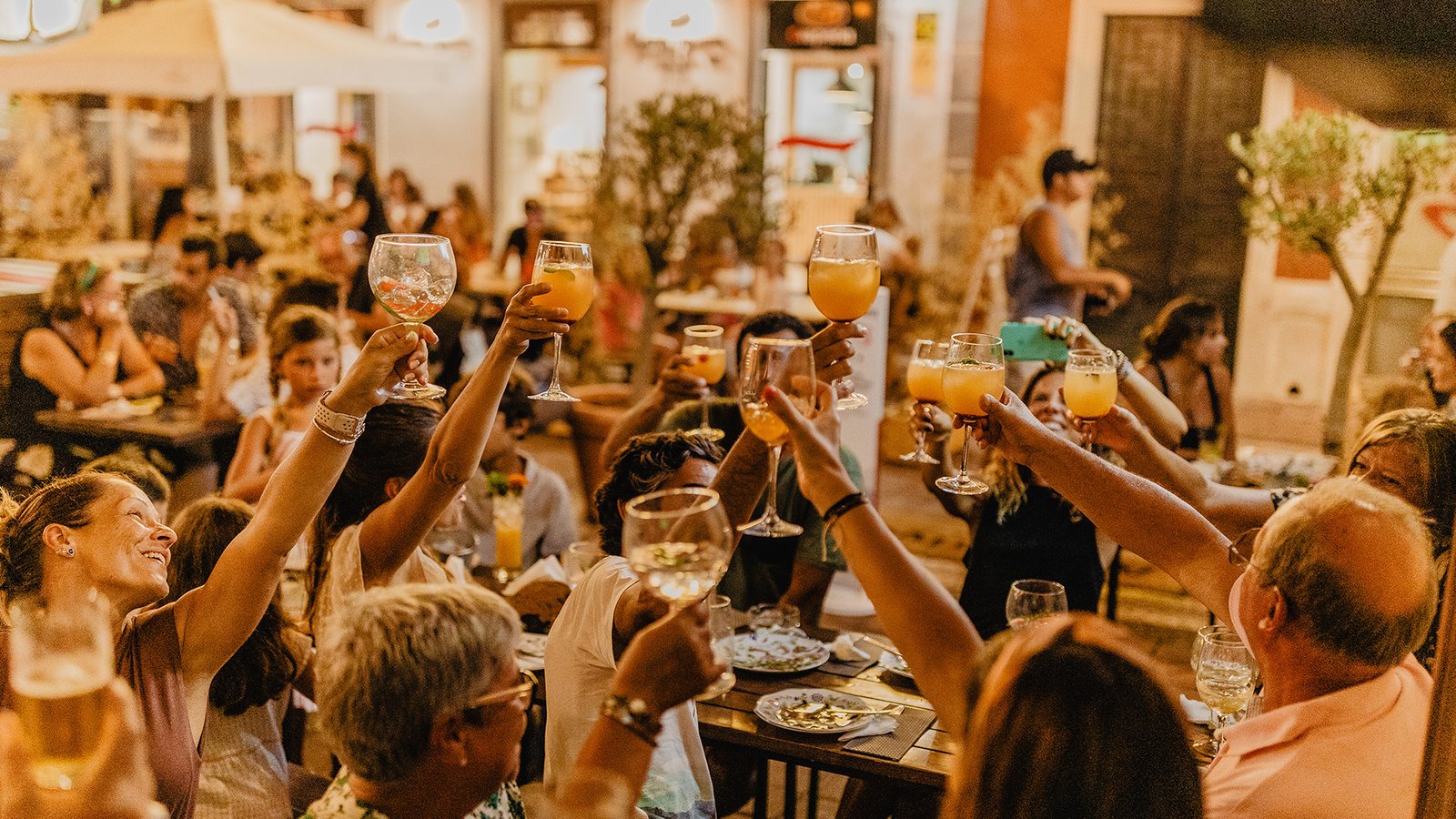 Aperitivo Tapas e Vermutes Faro Portugal cheers